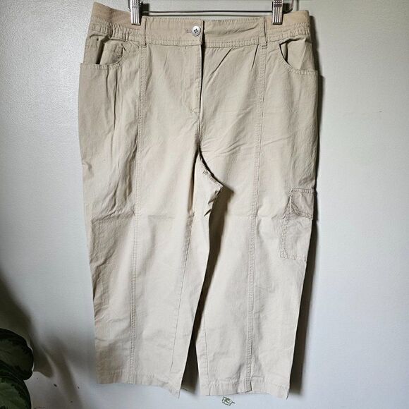 EUC CHICO'S CARGO STYLE CAPRI PANTS SIZE 1 / US 10 / M - Picture 1 of 15